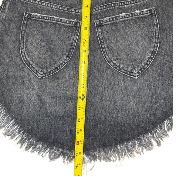 Free People We The Free Bailey Black Acid Wash Denim Mini Skirt Sz 25 Frayed Hem - Picture 4 of 6